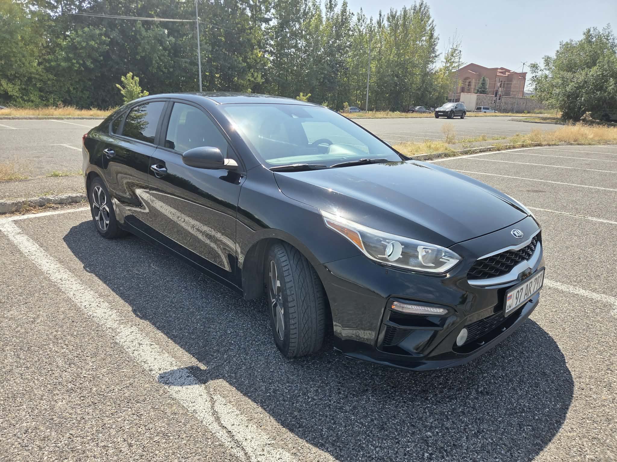 Kia Forte առջևի ձախ տեսք