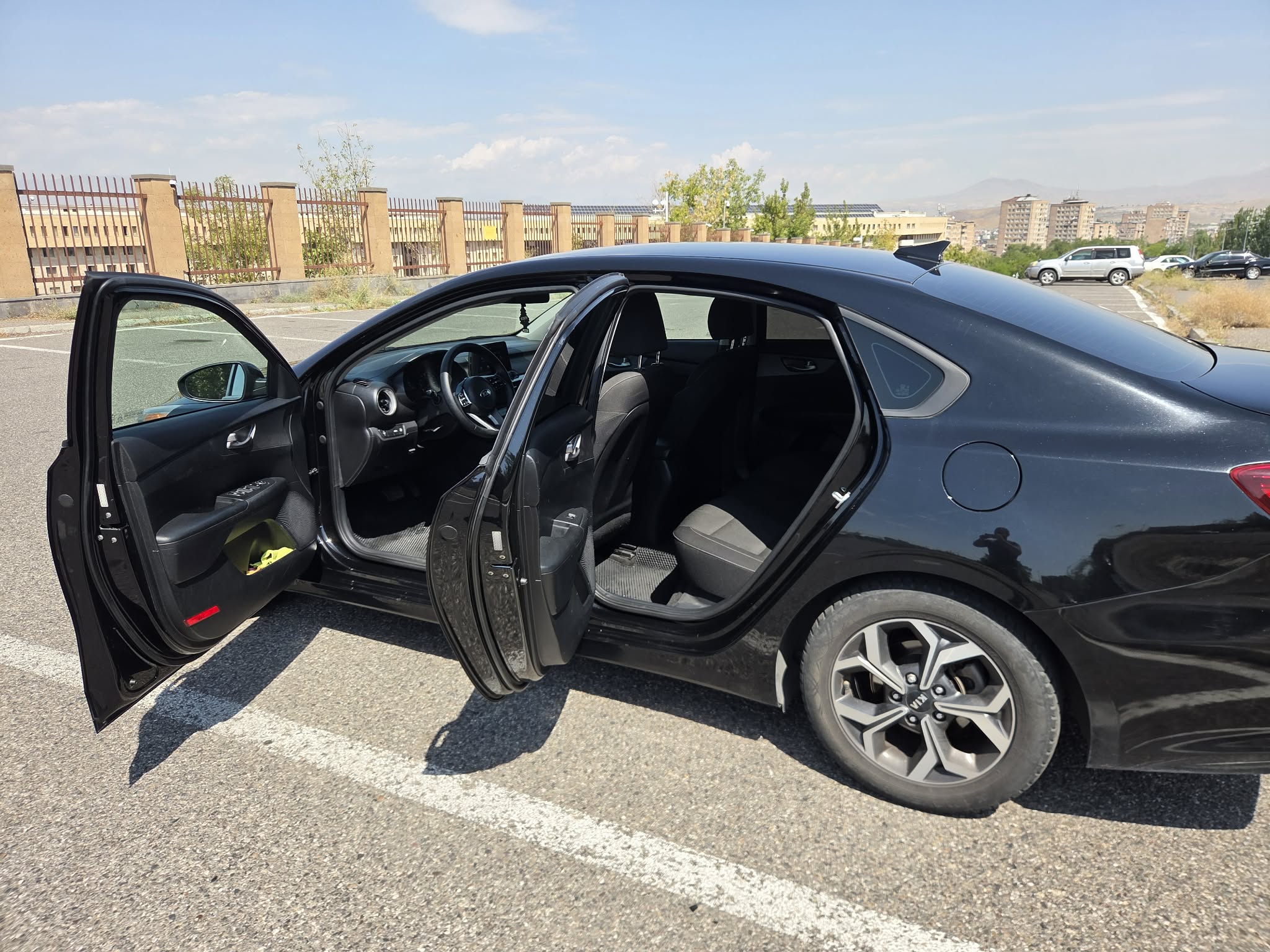 Kia Forte բաց դռներով
