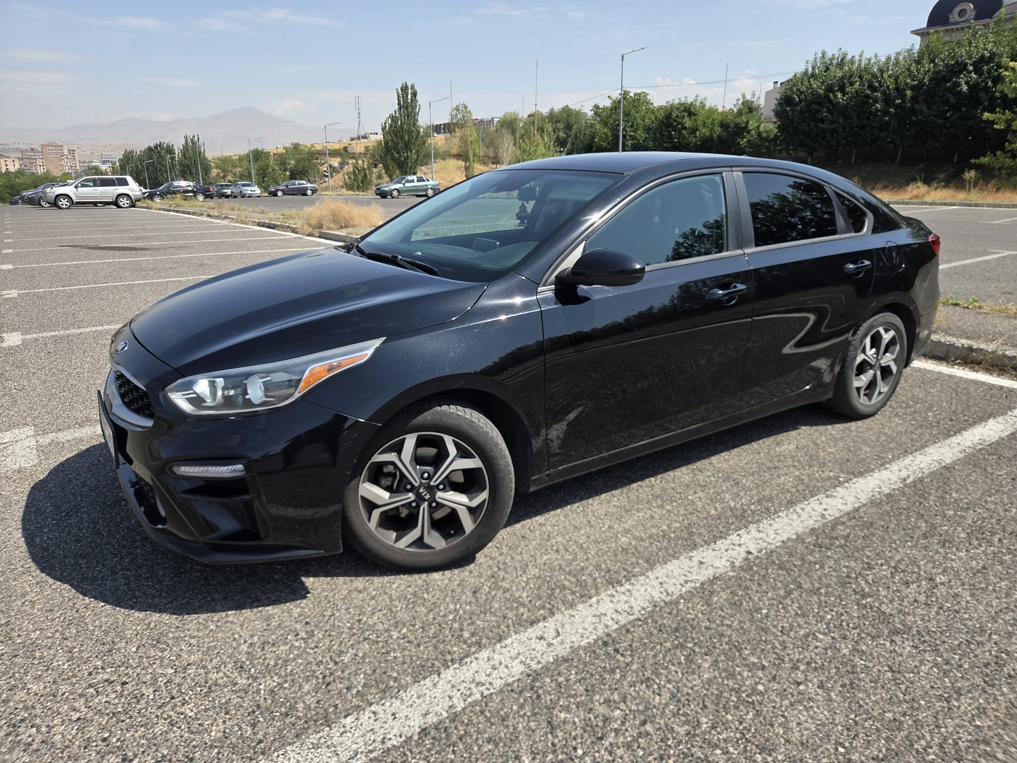 Սև 2019 Kia Forte, առջևի տեսք